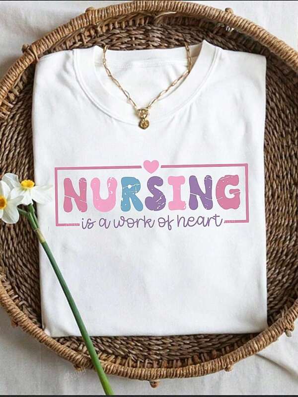 Le nursing est un travail empreint de cœur - T-shirt imprimé lettres minimaliste et coloré, T-shirt de remerciement aux infirmières, Top à manches courtes pour femme pour l'été