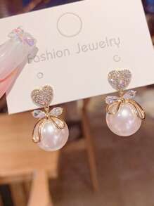 1 par de brincos elegantes e de alta qualidade estilo "Mermaid Princess" com laço de borboleta e formato de coração adornado com pérolas falsas e strass, ideais para datas ou banquetes