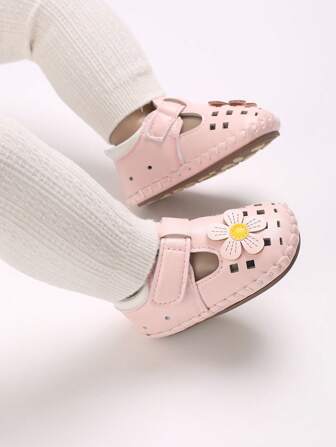 Nouvelles chaussures plates de princesse respirantes antidérapantes avec design floral ajouré pour bébés filles, convient pour le printemps et l'été