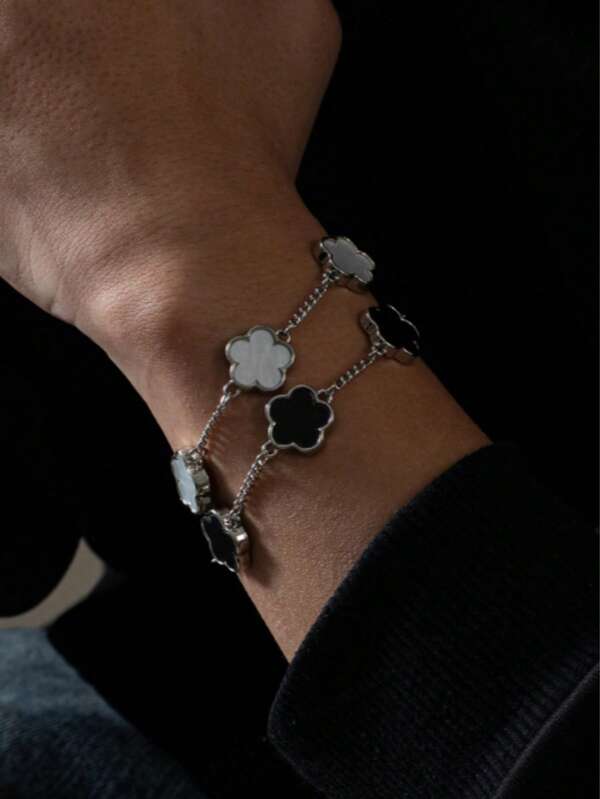 1 set Pulsera minimalista clásica de capa con encanto de trébol en negro y blanco