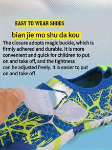 1双儿童鞋，夏季新款男童徒步鞋，时尚几何随机印花弹力透气网面套脚鞋，男童户外沙滩游泳鞋，耐磨橡胶鞋底，适合室内瑜伽、跳绳、跑步训练、度假、劳动节、儿童节等活动