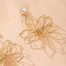 1 Pair Minimalist Fashion Pearl Exaggerated Flower Earrings For Women
