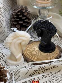 3D马头艺术香薰蜡烛，采用手工豆蜡精心制作，既可用作珠宝摄影背景道具，又可作为迷人的家居装饰品。这些蜡烛不仅能提升您的家居氛围，还能以其宜人的香气清新空气。它们是完美的情人节礼物或生日礼物，提供杏色、棕色和黑色等多种色调，以满足您的喜好。