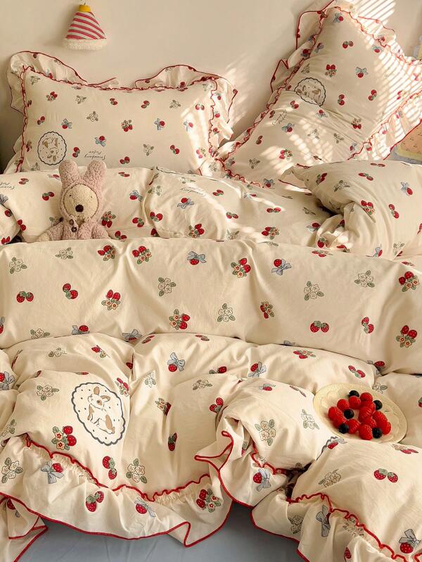 4 pièces Ensemble de literie en dentelle, linge de lit doux et confortable, design en dentelle, motifs floraux mignons, fraise, lapin, respirant et doux pour toutes les saisons. Comprend 1 housse de couette, 1 drap, 2 taies d'oreiller, sans rembourrage. Convient pour la chambre, le dortoir, la maison. Plusieurs tailles disponibles.