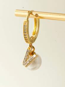 Magic Fish Set de 2 pares de aretes elegantes y de alta gama con letras incrustadas de cubíc zirconia y perla, para mujeres