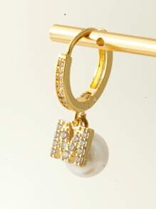 Magic Fish Set de 2 pares de aretes elegantes y de alta gama con letras incrustadas de cubíc zirconia y perla, para mujeres