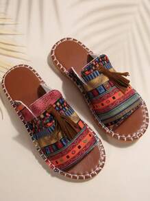 Sandalias planas sin cordones para mujer, de paja trenzada, con suela blanda, puntera abierta y borlas, estilo bohemio para la playa