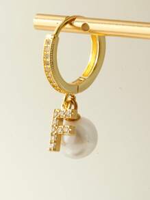 Magic Fish Set de 2 pares de aretes elegantes y de alta gama con letras incrustadas de cubíc zirconia y perla, para mujeres