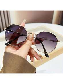 1副女士时尚多边形金属框眼镜，渐变镜片，适合日常佩戴、驾驶、旅行、聚会等场合。