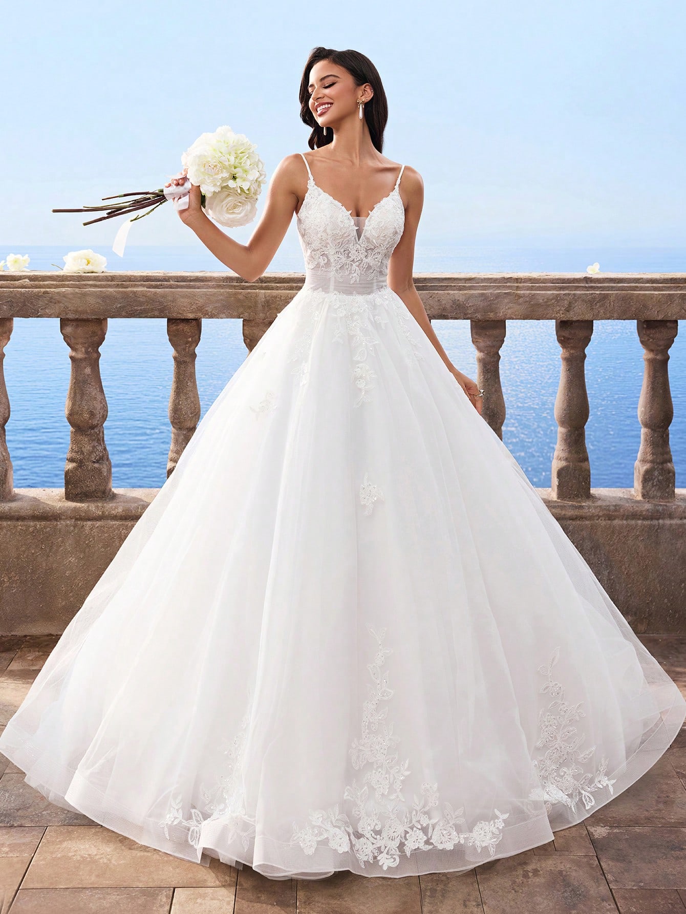 فستان زفاف طويل من الدانتيل الأبيض مع حمالات خصر م...