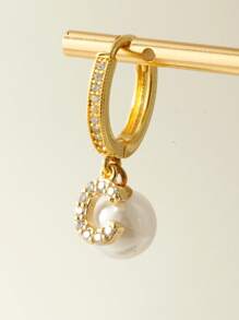 Magic Fish Set de 2 pares de aretes elegantes y de alta gama con letras incrustadas de cubíc zirconia y perla, para mujeres