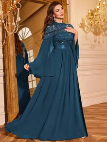 Elisanya Robe de soirée plissée longue avec manches cape, col montant en mousseline de soie, ornée de sequins et de dentelle florale. Robe féminine chic pour occasion formelle.