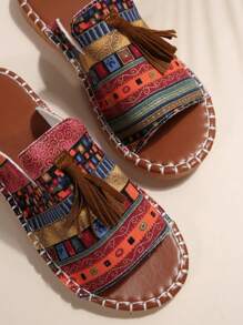 Sandalias planas sin cordones para mujer, de paja trenzada, con suela blanda, puntera abierta y borlas, estilo bohemio para la playa