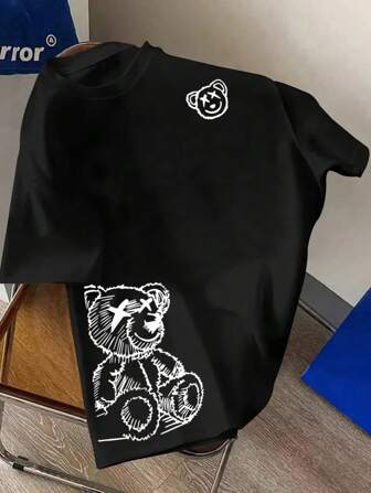 休闲小熊图案对称设计青年短袖圆领T恤。口袋采用微弹针织面料，适合春夏季。