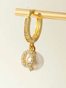 Magic Fish Set de 2 pares de aretes elegantes y de alta gama con letras incrustadas de cubíc zirconia y perla, para mujeres