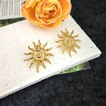1 par de pendientes minimalistas retro de acero inoxidable chapado en oro con forma de sol irregular retorcido, pendientes populares europeos y americanos con diseño de flor de sol