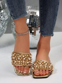 Sandalias mula de moda versátiles para playa y vacaciones, talla grande, de lujo, con adorno de perlas y punta cuadrada antideslizante, modelo 2025 nuevo