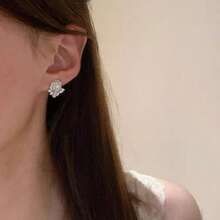 1 par de pendientes con diseño de camelias elegantes y estilosos en color plateado, nuevos pendientes de moda pequeños para uso diario al por mayor para mujeres