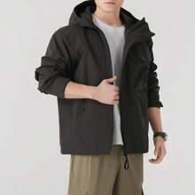 New Balance Chaqueta deportiva casual para hombre nueva 2025 Chaqueta cortavientos con capucha resistente al viento para ropa de trabajo NAF17021DKG