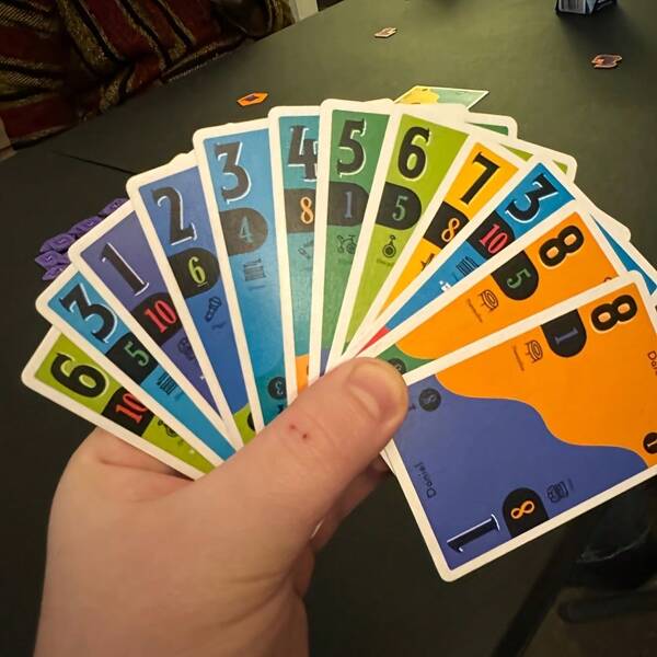 Jogo de cartas Circus Show Scout: Jogo de estratégia premiado da SDJ para 2 a 5 jogadores, com duração de 20 minutos, com tendas de circo coloridas, caminhões e estrelas - Quebra-gelo durável para família e amigos, noite de jogos em família, design lúdico e gráficos vibrantes