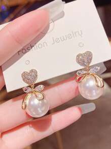1 par de brincos elegantes e de alta qualidade estilo "Mermaid Princess" com laço de borboleta e formato de coração adornado com pérolas falsas e strass, ideais para datas ou banquetes