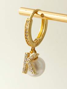 Magic Fish Set de 2 pares de aretes elegantes y de alta gama con letras incrustadas de cubíc zirconia y perla, para mujeres