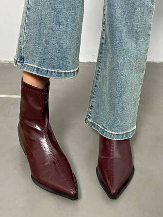 时尚搭配牛仔裤，2025秋冬尖头复古短靴，韩版粗跟踝靴，时尚粗跟修身靴，小众设计高跟靴，百搭，女靴