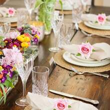 1 件多色随机玫瑰餐巾环，手工花餐巾架，人造玫瑰餐巾环，适用于情人节派对、婚礼餐桌装饰