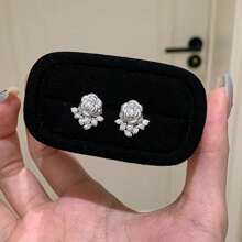1 par de pendientes con diseño de camelias elegantes y estilosos en color plateado, nuevos pendientes de moda pequeños para uso diario al por mayor para mujeres