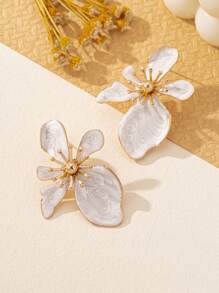 A Pair Of Women's Gradient Floral Oil-Dropping Exaggerated Earrings Fashionable High-End Sense Sweet Style Versatile Earrings