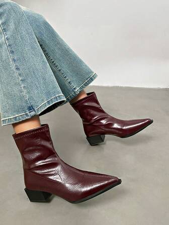 时尚搭配牛仔裤，2025秋冬尖头复古短靴，韩版粗跟踝靴，时尚粗跟修身靴，小众设计高跟靴，百搭，女靴