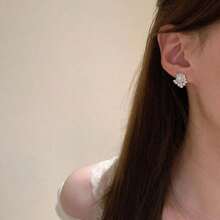 1 par de pendientes con diseño de camelias elegantes y estilosos en color plateado, nuevos pendientes de moda pequeños para uso diario al por mayor para mujeres