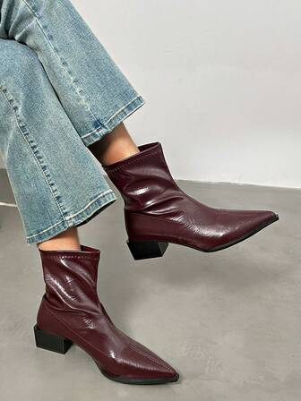 Moderiktiga jeans, höst-vinter 2025, spetsiga retro-korta stövlar, koreanska ankelstövlar med blockklack, moderiktiga, tjocka och smala stövlar, nischdesignade högklackade stövlar, mångsidiga, stövlar för kvinnor