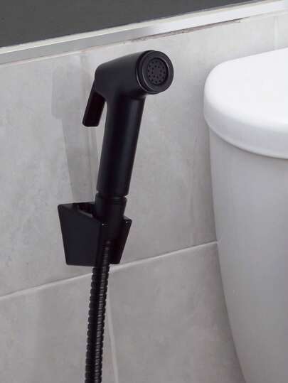 马桶喷枪套装，水龙头增压器，高压清洗机套装，家用马桶伴侣，坐浴盆喷嘴套装，一套优质的马桶冲水阀马桶清洁水龙头套装，多种接口可连接冲水阀、马桶、洗衣机，多功能接口可随意选择，非常实用的五金卫浴产品，浴室配件，浴室工具