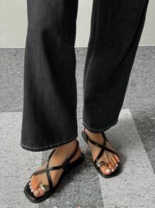 Sandalias planas de mujer de nueva llegada para el verano con decoración de metal y correa