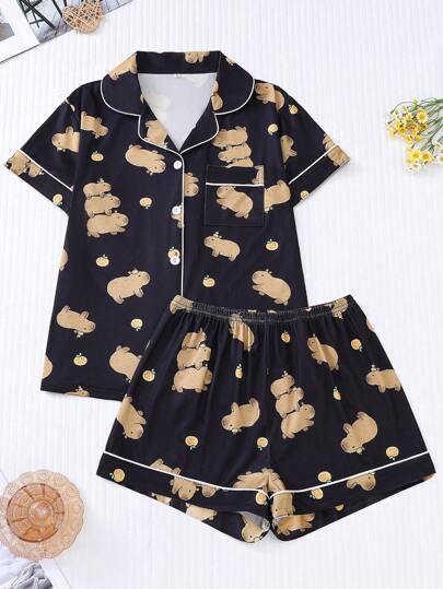 Conjunto de pijama con estampado de delfines lindos, top con cuello y mangas cortas con botones, y shorts elásticos para mujer