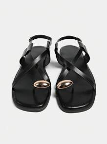 Sandalias planas de mujer de nueva llegada para el verano con decoración de metal y correa