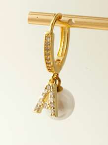 Magic Fish Set de 2 pares de aretes elegantes y de alta gama con letras incrustadas de cubíc zirconia y perla, para mujeres