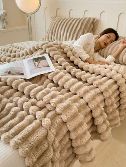 1 pièce Couverture en peluche douce et confortable à rayures de couleur unie, couverture polyvalente pour le lit, le canapé, les voyages, le bureau, la décoration de la chambre, convenant à toutes les saisons - Couverture de fourrure de lapin synthétique de luxe à double face, flanelle rayée confortable, douce et chaude, convenant pour la sieste, le bureau, le camping, le canapé - Couvre-lit en polyester multifonctionnel, cadeau de Noël parfait