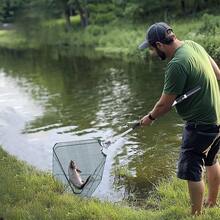 This Is A Retractable Folding Fishing Net With An Expandable And Retractable Handle And Adjustable Length. It Is An Integrated Fishing Net That Is Easy To Catch And Release, Ensuring That Both Big And Small Fish Won't Escape. - Multicolor - View 6
