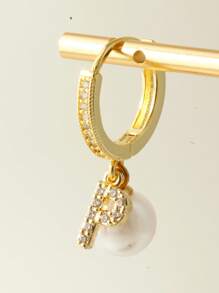 Magic Fish Set de 2 pares de aretes elegantes y de alta gama con letras incrustadas de cubíc zirconia y perla, para mujeres