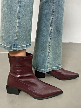 Moderiktiga jeans, höst-vinter 2025, spetsiga retro-korta stövlar, koreanska ankelstövlar med blockklack, moderiktiga, tjocka och smala stövlar, nischdesignade högklackade stövlar, mångsidiga, stövlar för kvinnor