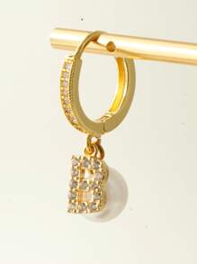 Magic Fish Set de 2 pares de aretes elegantes y de alta gama con letras incrustadas de cubíc zirconia y perla, para mujeres