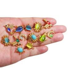 1 Stück Edelstahl vergoldet mit 18 Karat goldfarbenem Tropfölanhänger mit kleinem Fisch und Schildkröte Multi-Element, passendes DIY Schmuckzubehör für den Sommerurlaub am Strand und den täglichen Gebrauch für Frauen
