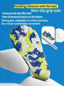 1双儿童鞋，夏季新款男童徒步鞋，时尚几何随机印花弹力透气网面套脚鞋，男童户外沙滩游泳鞋，耐磨橡胶鞋底，适合室内瑜伽、跳绳、跑步训练、度假、劳动节、儿童节等活动