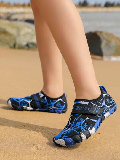 1 Pair Children Summer New Stream Shoes, Random 3D Print, Breathable Mesh, Low Top Hook And Loop, Quick Dry Barefoot Boys Swim Beach Shoes, Rubber Sole Outdoor Cycling, Indoor Fitness Yoga Running Jumping Multifunctional Training Shoes