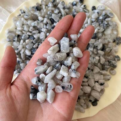 100g/500g Natürliche schwarze und weiße Mondsstein zerkleinerte Steine, geeignet als Topf- und Vasenobjektfüllungen, Aquarium-Dekorationen, Kristall-Entmagnetisierer