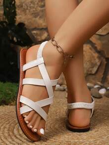 新款平底凉鞋，简约休闲交叉绑带设计，适合日常穿着、校园活动、通勤、购物、休闲等场合，有纯白、百搭棕和经典黑三种颜色可选。 - 白色 - 查看 5