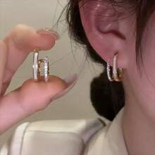 1 par de brincos de zircônia com duas garras, versáteis e minimalistas, elegantes e com clipe