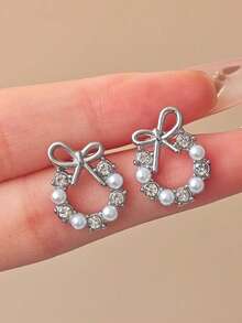 一对可爱的仿珍珠蝴蝶结花环设计耳钉，适合少女，是理想的礼物之选